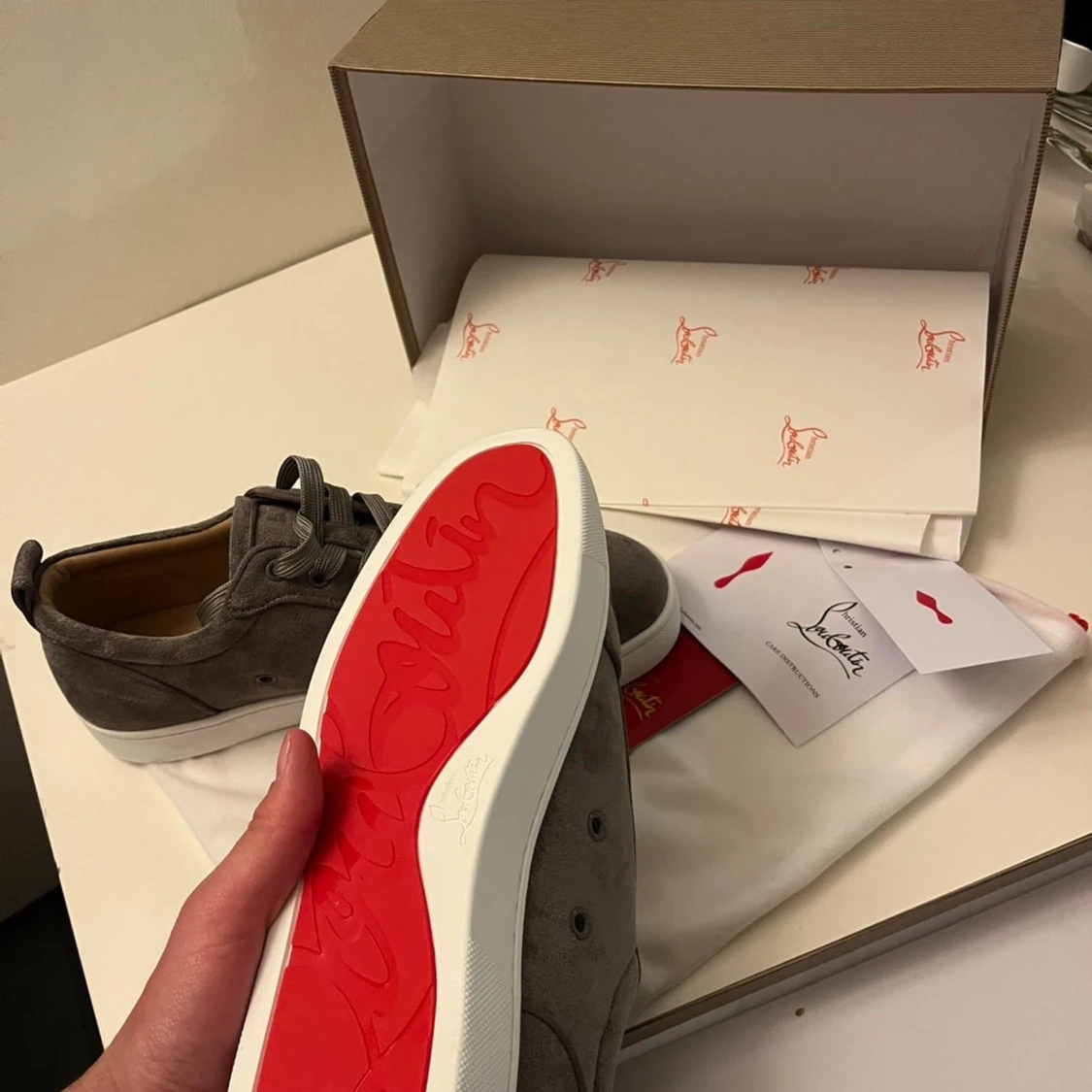 Gråa Louboutin skor - 1