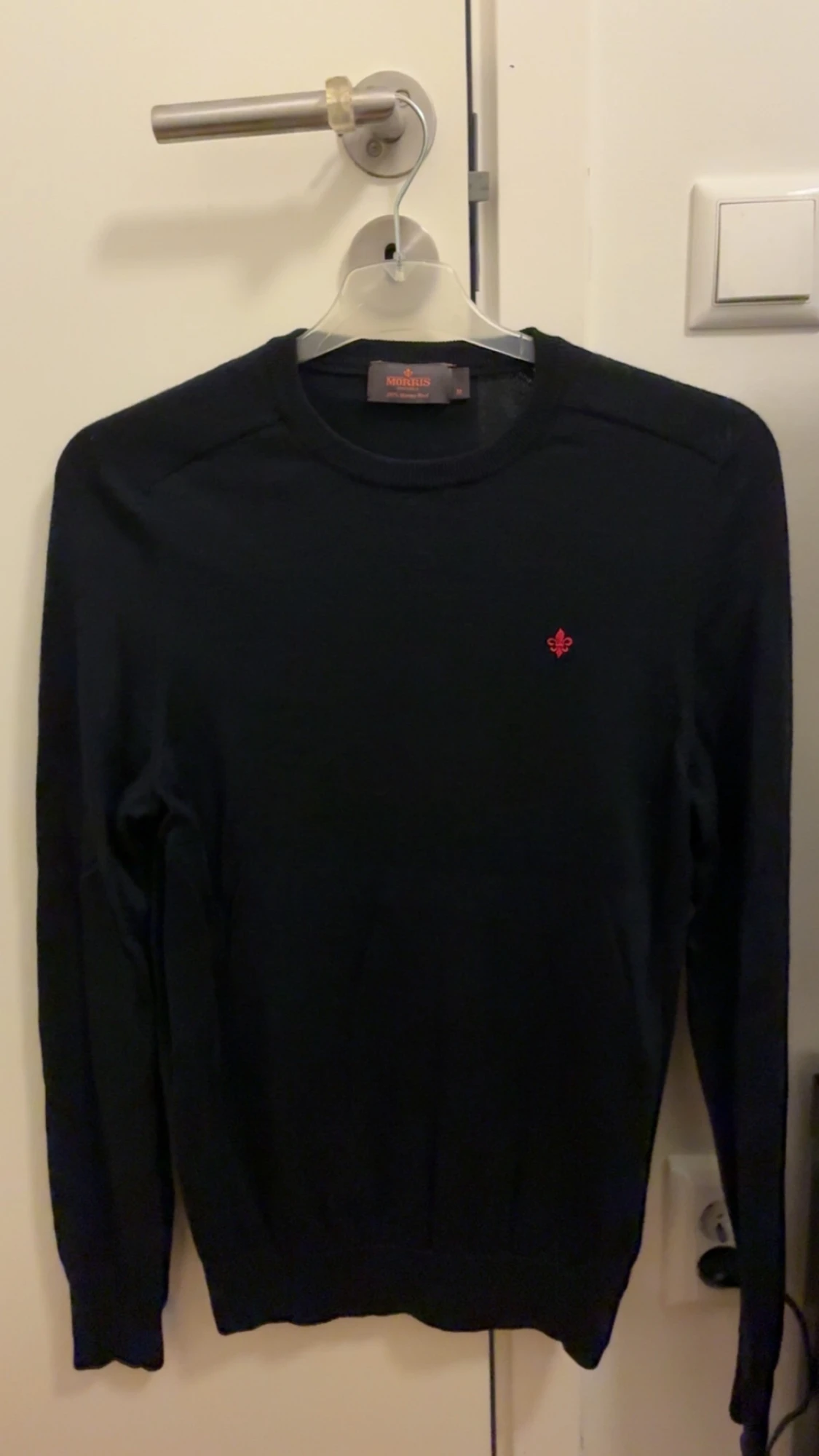 Mörkblå tröja från Morris med röd detalj