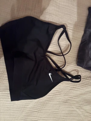 Sport bh från Nike - En svart sport bh från Nike som e perfekt för träningen