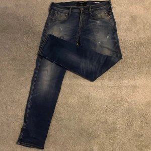 Replay Jeans - Säljer mina Replay jeans. Knappt använda och i mycket bra skick. Nypris runt 1700, säljer för 549kr☑️W33 men sitter mer som 32-31