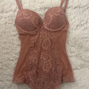Dammrosa spets body - Superfin body med spetsdetaljer i storlek xs☺️