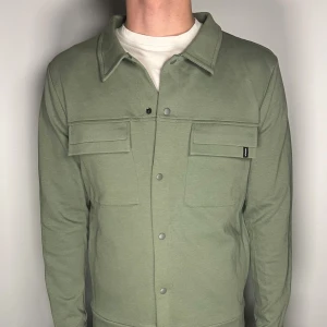 Overshirt - Säljer en riktigt snygg och trendig Overshirt i fint skick, storlek S, vid frågor är det bara att skriva //Gramenti