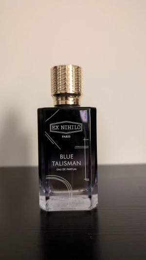 Ex Nihilo Blue Talisman EdP - Blue Talisman från Ex Nihilo är en Eau de Parfum med modern design och exklusiv känsla. Perfekt för dig som vill sticka ut med en unik och lyxig parfym från Paris. C 80 ml kvar 