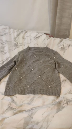 Jätte fin stickad tröja med pärldetaljer - Jätte fin stickad tröja med pärldetaljer, storlek S, säljer då den inte används och är för liten! Perfekt till julklapp!!