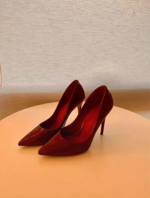 Vinröd- klackskor - Snygga mörkröda pumps med glansig finish och spetsig tå. Skorna har en elegant, klassisk spets som ger en riktigt elegant-classy vibe. Perfekta för dig som vill sticka ut med stil. 