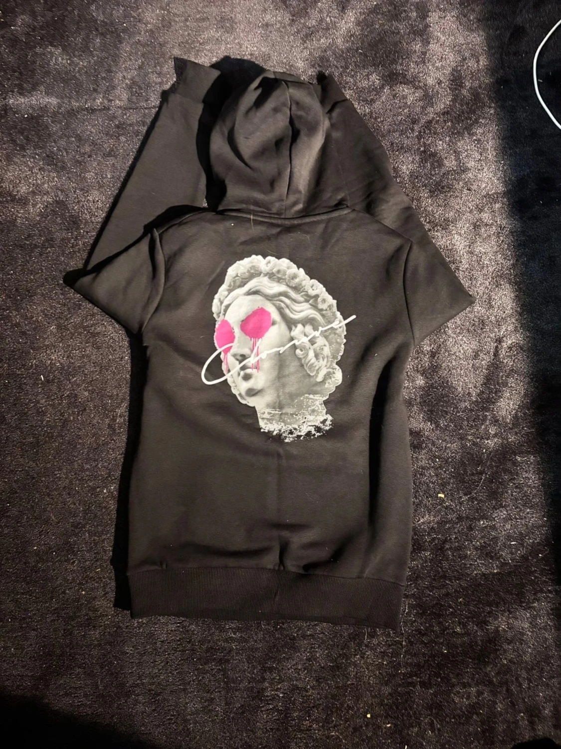 Svart hoodie med konstnärligt tryck