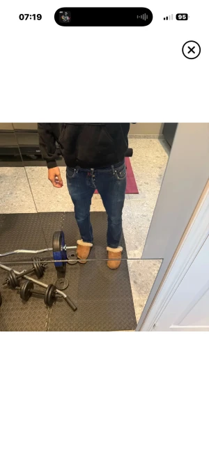 Jacob Cohen blå jeans med röd patch - Snygga blå jeans från Jacob Cohen med klassisk femficksdesign och kontrastsömmar. På baksidan finns en röd patch med logga som ger extra attityd. Jeansen har rak passform och är tillverkade i mjukt denimtyg för skön känsla hela dagen. Snabb äffär 700