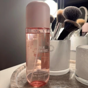 Kylie Cosmetics Vanilla Dew Mist - Säljer Kylie cosmetics nya vanilj doft. En fräsch doft till håret och kroppen. Köpte förra månaden och kände inte att detta var min doft, och därför säljer jag den. Jag har använt den 5-10 gånger. Priset går att diskutera, hör gärna av dig vid frågor💗💗