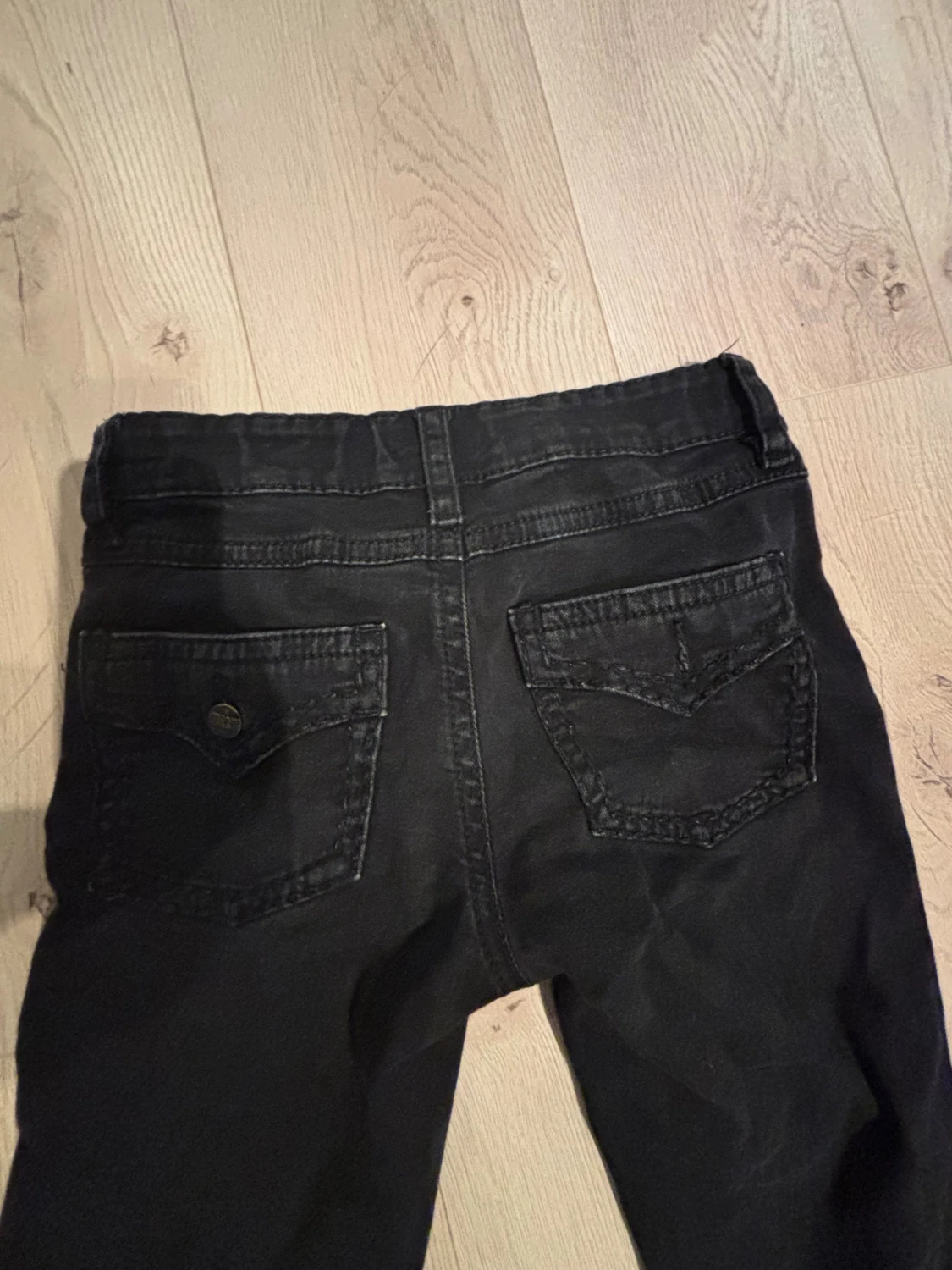 Svarta bootcut jeans med fickor  - 1