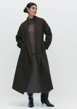 Mörkbrun kappa med bälte - Säljer en lång mörkbrun kappa med band från Stockh LM. Jag är 174cm lång och kappan går en bit nedanför knäna, hellång kappa. Den är i superfint skick, har ett hål i innerfodret i ena armhålan, men inget som märks syns eller känns när kappan bärs!❤️🫶🏻Får plats med tjocktröja under och går därför att använda höst vår och vinter!❤️(Köpt för 2000kr) 