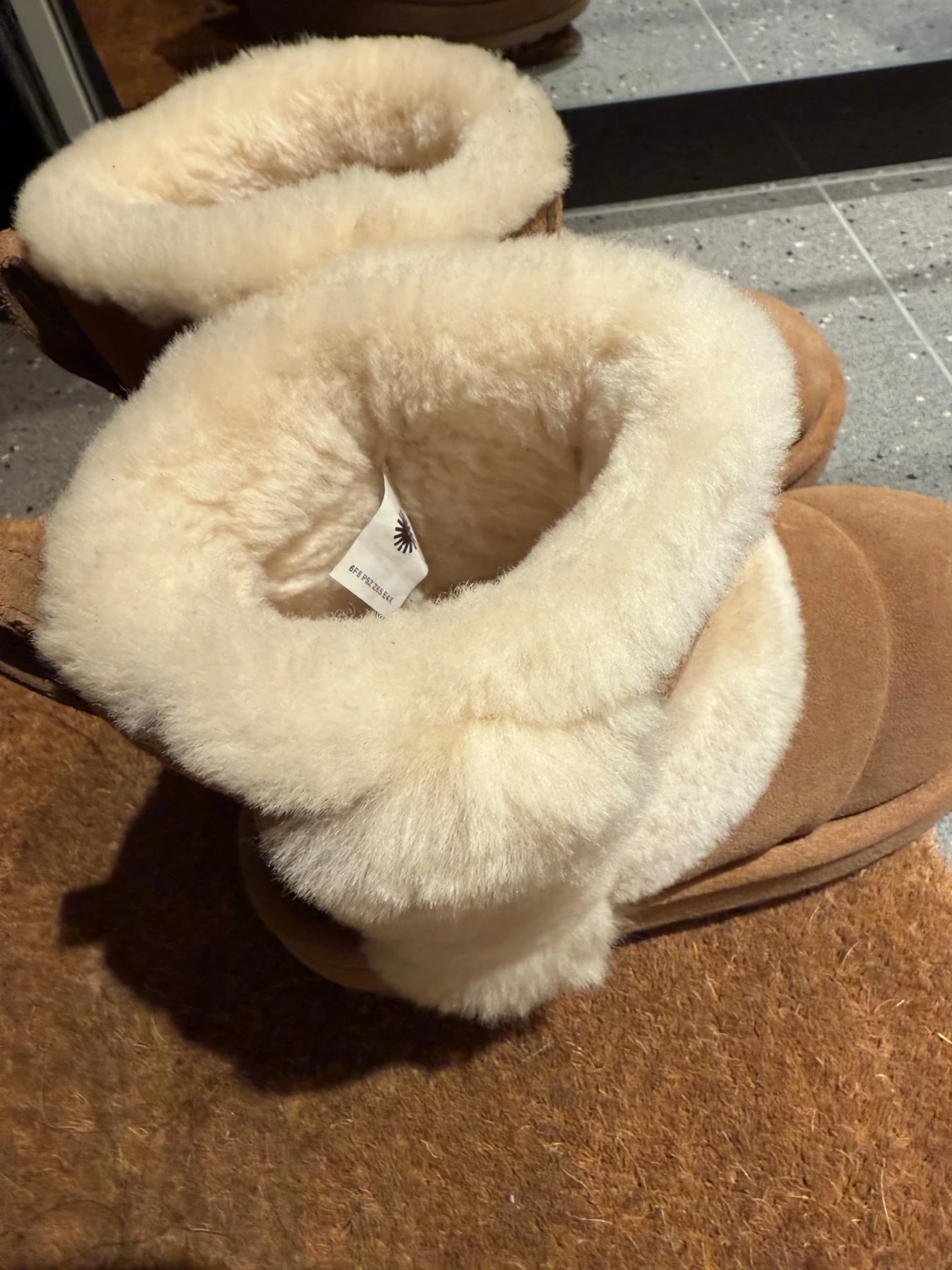 UGG boots i beige mocka och ull - 3