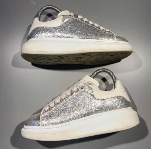 Alexander Mqueen skor - Hej! Säljer nu mina skor från märket Alexander Mqueen , storlek 36, bra skick. Givetvis äkta, Tveka inte på att höra av dig om du har frågor eller funderingar kring skorna!