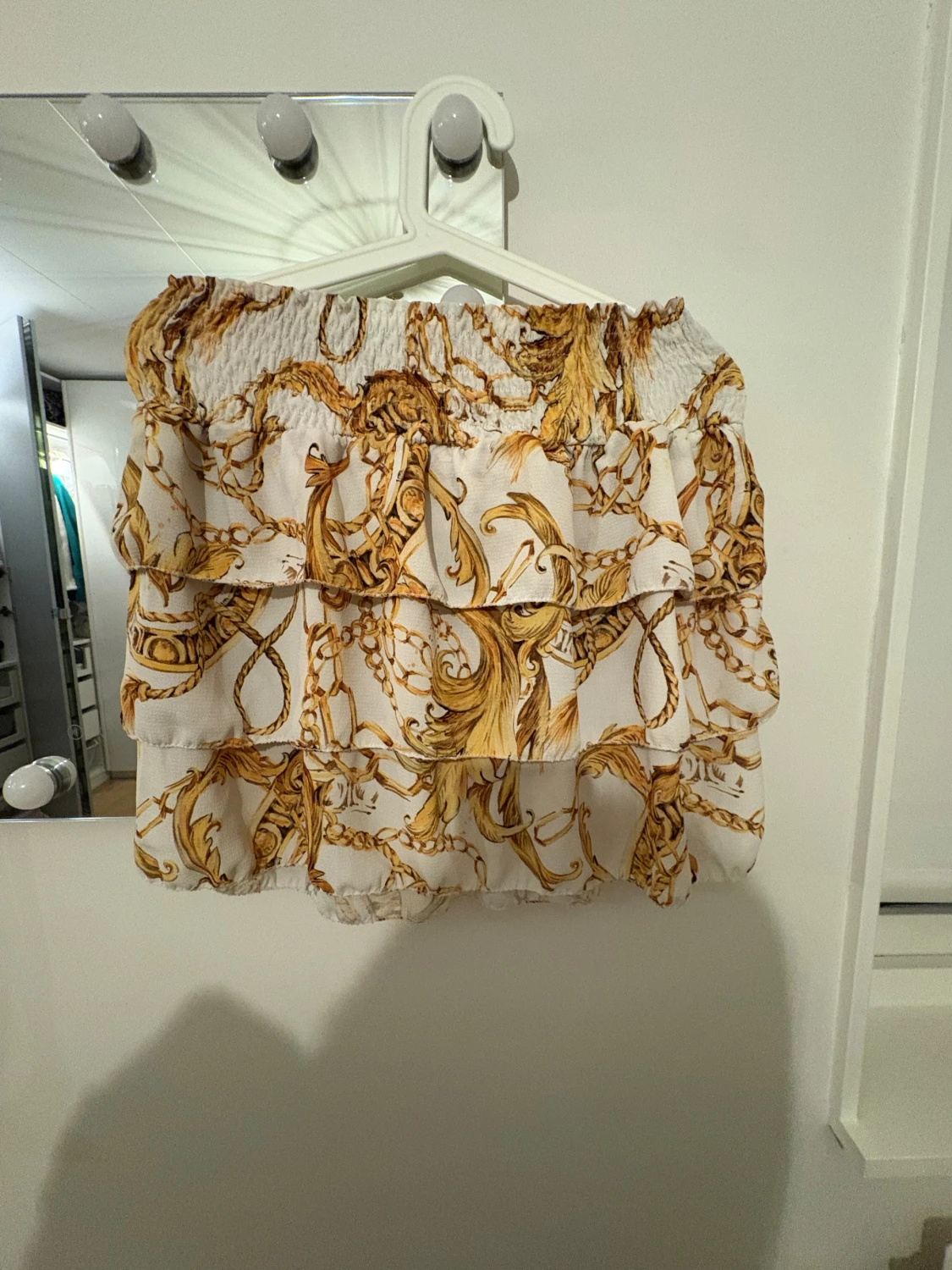 Vit och gul mönstrad kortkjol från Attic