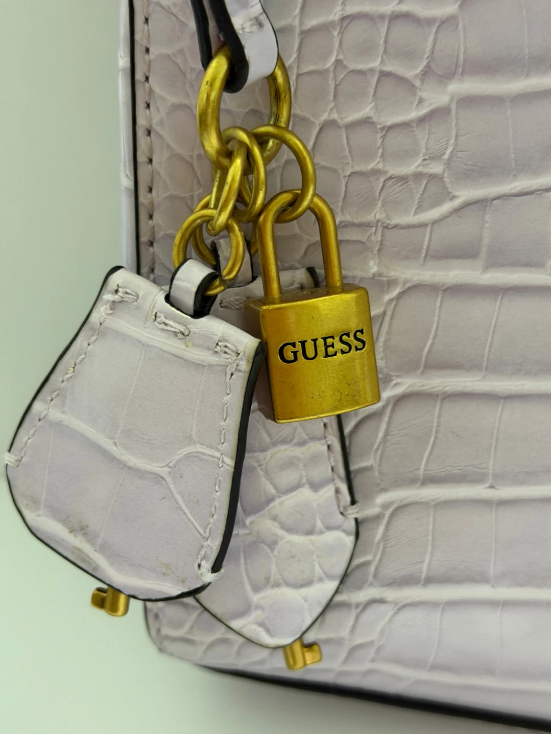 Ljuslila handväska från Guess - 1
