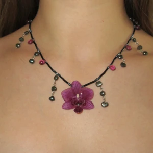 Real orchid flower necklace, handmade  - Handmade with a real phalaenosis orchid, dried and preserved in resin. Stainless steel & freshwater pearls. Length 44 (+ 4) cm. Every design I create is unique so each necklace is truly one of a kind. Keep in mind to handle the orchid with care <3
