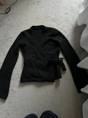 Kofta knyta  - Kofta man knyter ner till, storlek S-M skulle jag säga skriv gärna prisförslag och vid intresse 