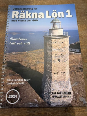 Datahandledning för Räkna Lön 1 med Visma Lön 600 - Perfekt för dig som vill lära dig lönehantering med Visma Lön 600! Boken är enkel att följa med tydliga skärmbilder och förklaringar. Passar dig som pluggar till lönekonom, lönespecialist eller driver eget företag. Upptäck bonus, övertid, semester och mer!
