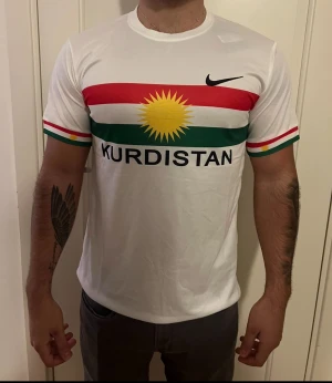 Vit Kurdistan t-shirt Nike - KURDISTAN TRÖJA - LIMITED EDITION! Visa din stolthet med den nya Kurdistan tröjan. Perfekt passform, hög kvalitet och ikonisk design❤️☀️💚