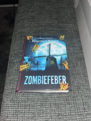 Zombiefeber - En spännande bok där mystiska händelser drabbar den lilla orten Eldsala. Sommaren är het, getingarna är överallt och folk börjar bli sjuka. Herbert och hans vän Sally dras in i ett äventyr fyllt av gåtor, faror och oväntade vändningar. Perfekt för dig som gillar mysterier och nervkittlande berättelser!
