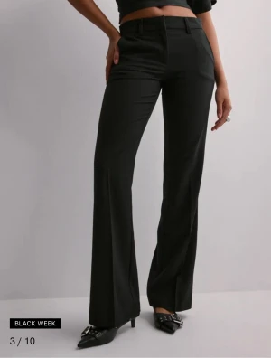 Svarta kostymbyxor Nelly - Kostymbyxor från Nelly i mycket bra skick, endast använd några gånger då de var för små.