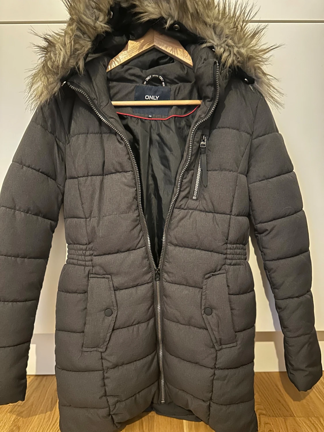 Mörkgrå pufferjacka med fuskpäls
