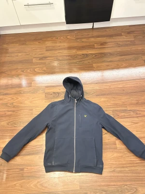 Vindjacka från lyle & Scott  - En snygg vindjacka från Lyle & Scott. Några små defekter men annars i bra skick. Den funkar bra till hösten/ tidig vinter och vår. Priset kan diskuteras 