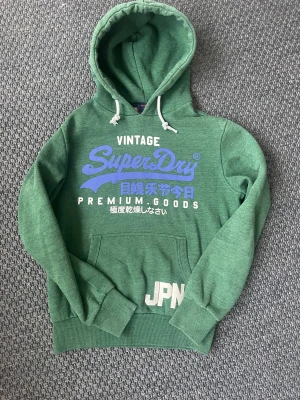 2000s vintage SuperDry Hoodie (sällsynt) - Säljer nu denna sjukt snygga och sällsynta vintage hoodie från Superdry! Passar perfekt nu till höst och vinter då den både är varm och har en riktigt snygg passform😊 Storlek S! Säljs ej längre i butik och är därför eftertraktade 🤝 Skriv vid funderingar 📲🙌
