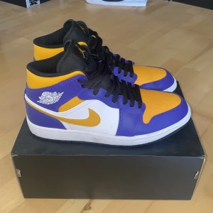 Air Jordan 1 Mid  - Säljer mina Jordan 1 mid pågrund av att de inte passar mig, köptes för 3 månader och ör använda 1-2 gånger. Pris går att diskutera. Kartong och extra skosnöre följer med.