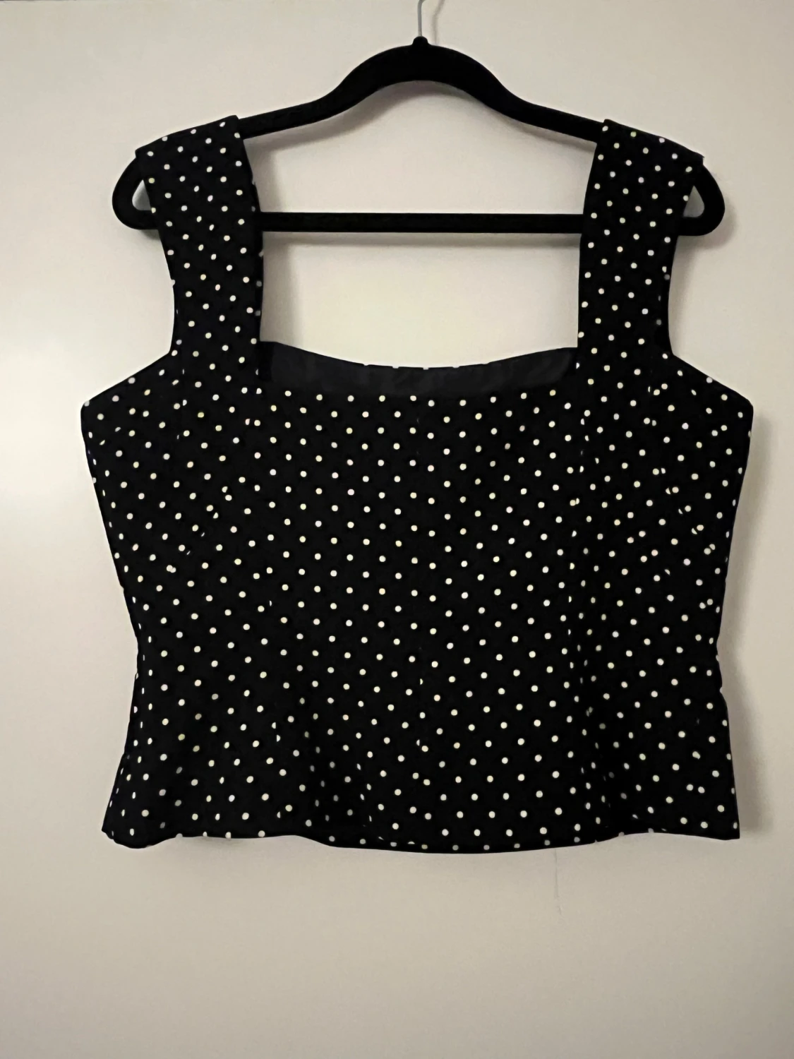 Svart prickig blus med spetsdetalj - 1