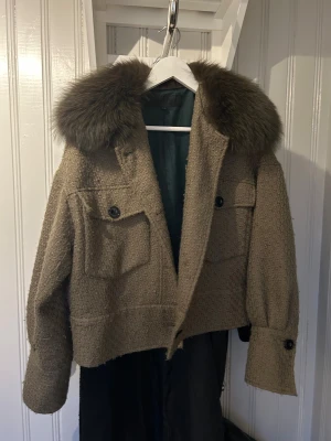 Meotine jacka - Fin meotine jacka i använt men bra skick, lite nopprig men går att få bort med noppmaskin/ rakhyvel om man vill! Säljer för att den tyvärr inte kommer till använding :( Storlek S/M