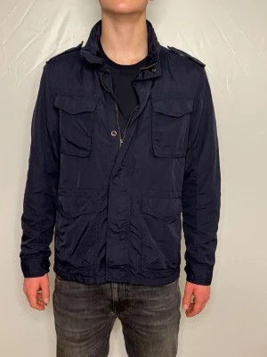 Field Jacka - | H&M, Label of Garded Goods | Bra skick | Storlek M | Modell cirka 180cm | Bara att höra av sig vid minsta funderingar ✅🙌