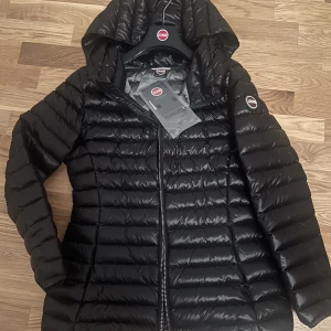 Colmar Jacka - En as snygg trendig Colmar jacka, köpt förra vinter o knappt använd med inga tecken på användning. Kvitto och alla etiketter medföljer samt klädhängaren. Original pris i butik: 4 592kr  Mitt pris: 1699  Pris går att diskutera vid snabb affär💯