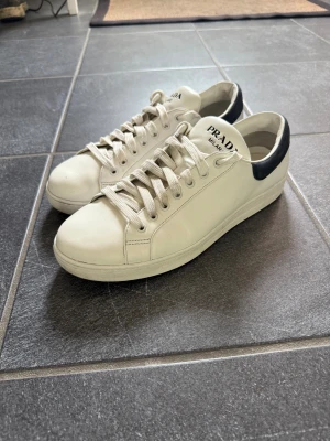 Prada Skor - Säljer dessa schyssta Prada Milano Skor som användts väldigt sparsamt. Skicket på skorna är 8/10 och är i storlek UK 9 vilket motsvarar 43. Endast skor tillkommer vid köp. Hör av dig vid frågor!