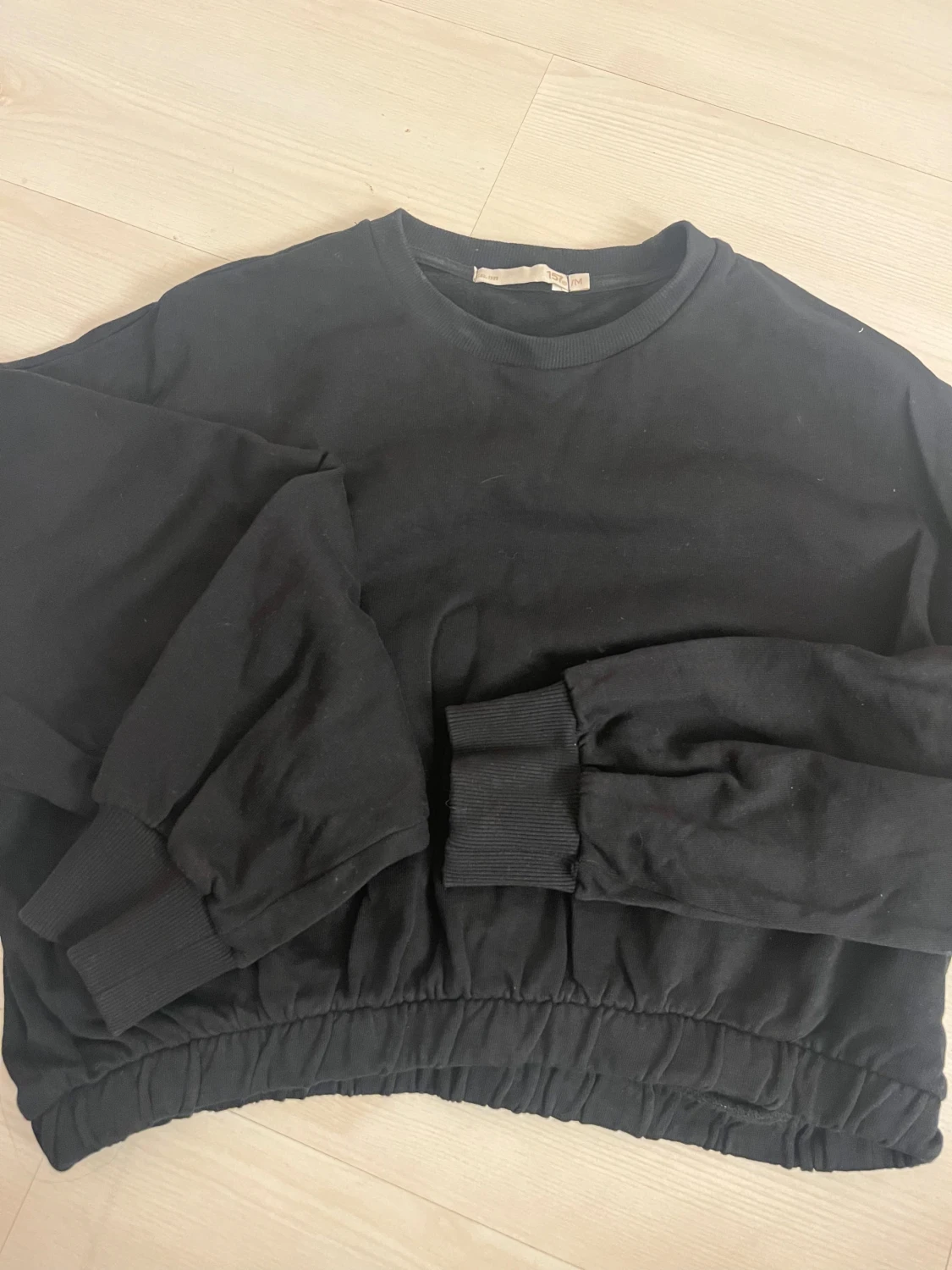 Svart croppad sweatshirt med resår