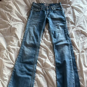 blåa low rise bootcut jeans från fornarina - köpta här på plick men var i fel storlek så aldrig använt. lite slitna längst ner som ni ser på tredje bilden. | ytterbenslängd: ca 100cm | innerbenslängd: 80cm | midjans omkrets: ca 70cm | inte så stretchigt material! skriv vid frågor🩷