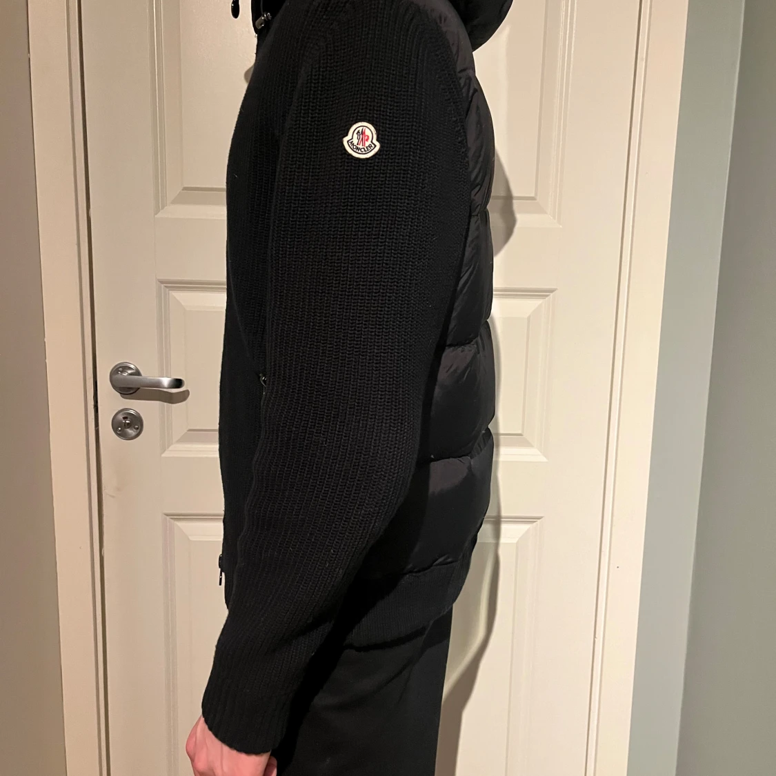 Svart Moncler pufferjacka med huva - 1