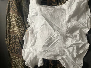 Vit blus med rosetter från Gina Tricot - Supersöt vit blus från Gina Tricot med puffiga korta ärmar