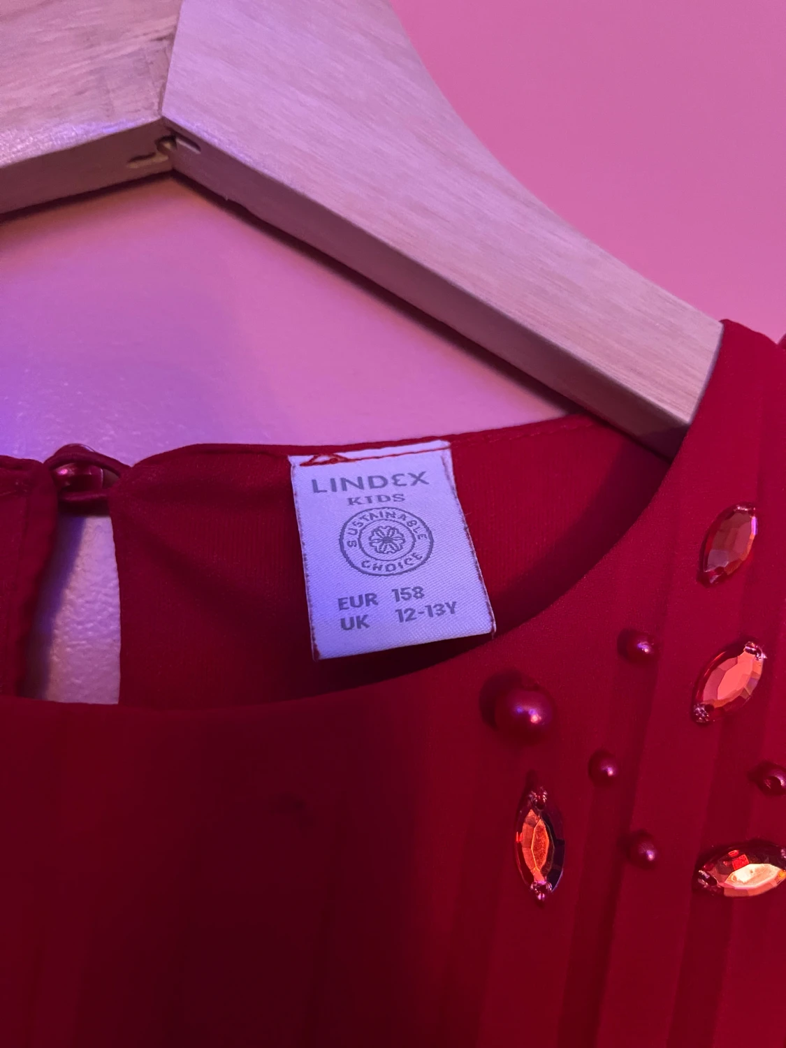 Röd plisserad klänning från Lindex - 2