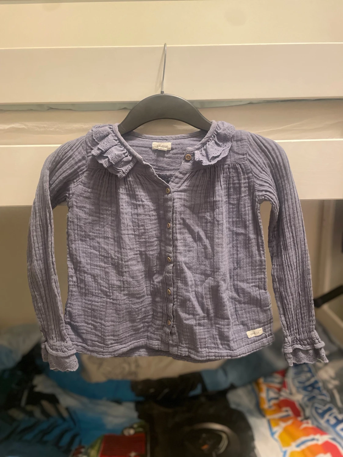 Ljuslila blus med volang från Newbie