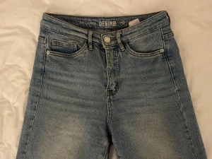 Ljusblåa jeans - petite - Säljer ett par ljusblå jeans  i storlek 34 - petite. Medelhög midja🤍