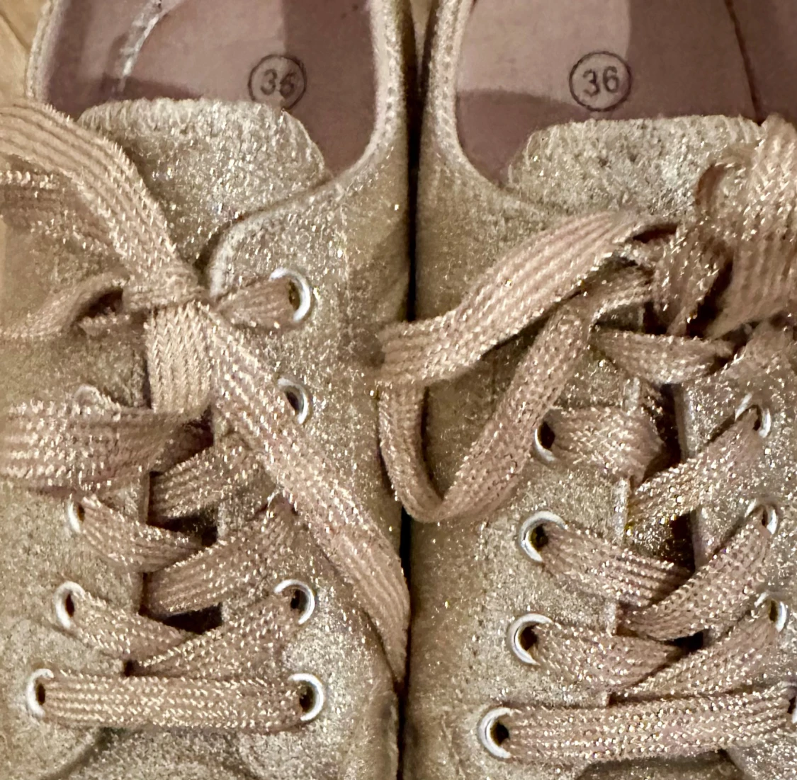 Glittriga guldiga sneakers med platå - 3