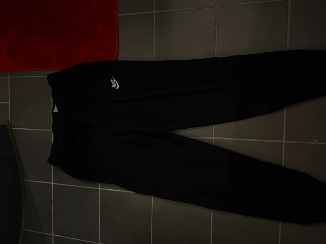 Svarta mjukisbyxor från Nike, storlek M - 1