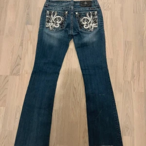 Bootcut jeans från Miss Me med broderi - Byter endast dessa mot helst likadana men andra miss me också av intresse. Ej intresserad av andra märken. Dom är storlek 28 men väldigt små i storleken. Jag är en 32-34 i vanliga fall och de är liiite för stora. Skulle säga de är ungefär som true religion i storlek 25. Vill byta de mot några i 24 eller 25. Säljes inte då behåller ja de lika gärna! Mått: midja - 34 rakt över, längd 96 och benöppning 21. De är bootcut