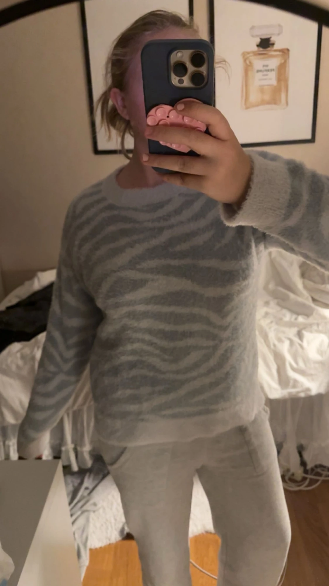 Ljusgrå fluffig zebramönstrad tröja - 1