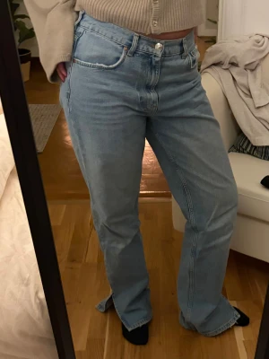 Jeans med slits - Jättesnygga jeans med slits från Gina tricot. Jättefint skick. Jag är 168cm