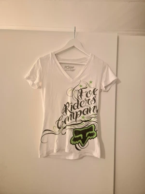 T-shirt  - En cool t-shirt från fox. Den är hel och inga tecken på mycket använding syns. Jag säljer då jag inte har samma stil längre 