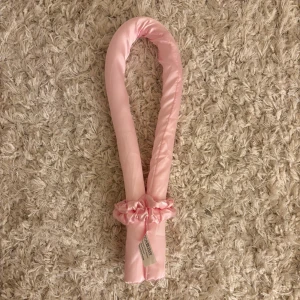 Ljusrosa heatless curls i satin - Ljusrosa heatless curls i satin med matchande scrunchies. Perfekt när man inte vill använda så mycket värme på håret!