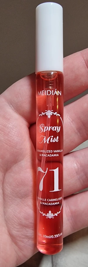 Spray Mist Caramelized Vanilla 10ml - Söt och krämig spray mist med doft av karamelliserad vanilj och macadamia. Perfekt att ta med i väskan tack vare smidig 10 ml storlek. En modern favorit för dig som gillar gourmand-vibbar.