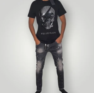 Philipp Plein tshirt strl L - Helt ny. Fin replika med grym kvalitet. Modellen är 175cm lång. Pris: 999kr. Först till kvarn som gäller. Skickas direkt inom 24h