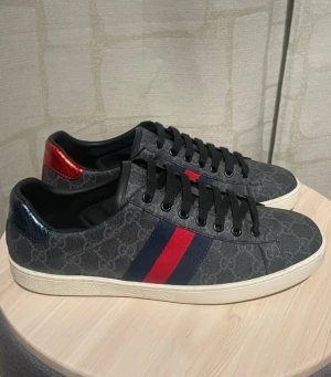 Gucci  - Säljer mina gucci ace i ett mycket bra skick som ni kan se på bilderna. Bara och skriva om ni har några ytterligare funderingar😀